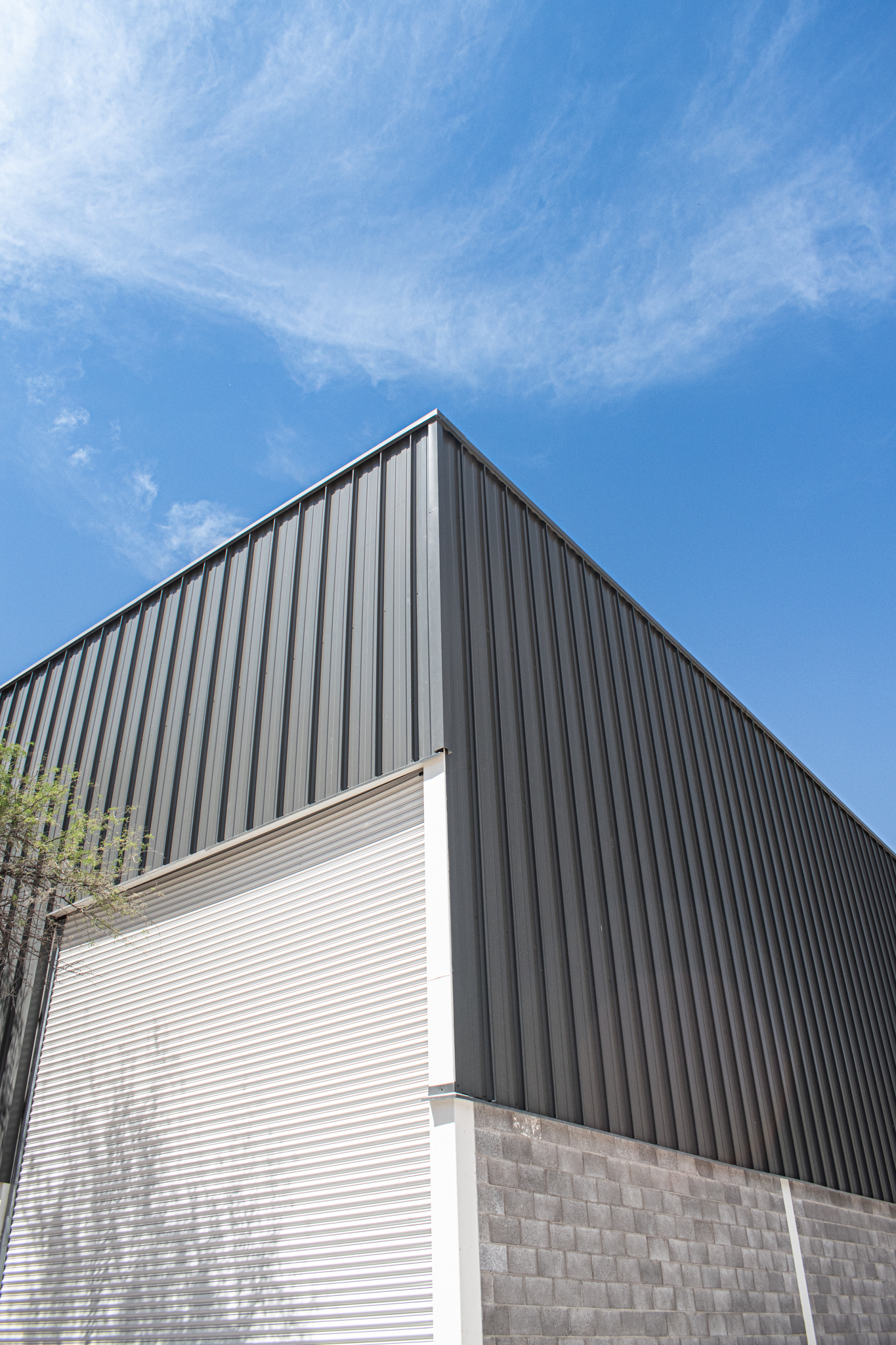 Trabajador de Fer Et Ciment compactando adoquín en proyecto de urbanización en León, Guanajuato